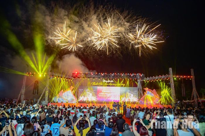 Khi những tiết mục cuối của chương trình nghệ thuật khép lại cũng là lúc hàng nghìn ánh mắt cùng hướng lên bầu trời. Không gian Quảng trường biển Sầm Sơn dường như lắng lại trong giây lát, chờ đợi khoảnh khắc đặc biệt.