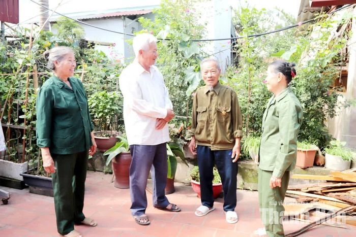 Ông Đỗ Trọng Ơn (người thứ 2 từ phải sang) ôn lại kỷ niệm với cựu TNXP xã Hoằng Hóa.