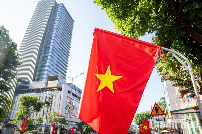 Hình ảnh nhà nhà treo cờ Tổ quốc trong những ngày lễ lớn luôn khiến Odil nhớ về quê hương.