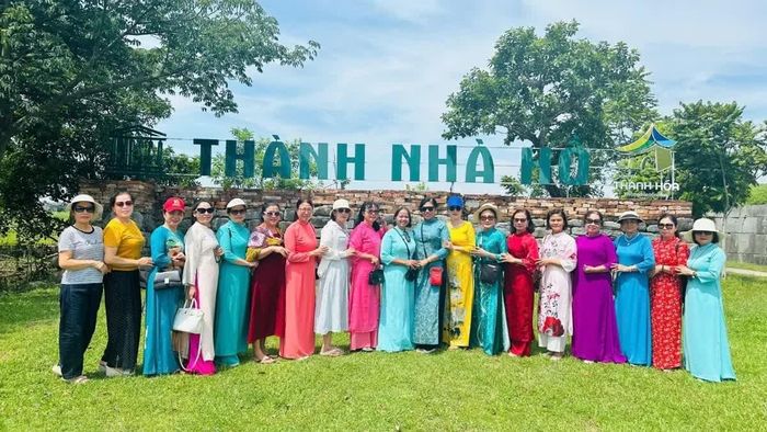 Đông đảo du khách về Di sản Thành Nhà Hồ tham quan, tìm hiểu những giá trị lịch sử, văn hóa trong dịp Quốc khánh 2/9.