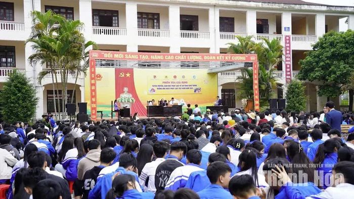 Các trợ giúp viên pháp lý thuộc Trung tâm TGPL Nhà nước tỉnh tham gia phiên tòa giả định, phổ biến pháp luật cho học sinh Trường THPT Như Xuân. Ảnh: CTV
