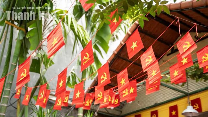 Dịp Quốc khánh năm nay, hình ảnh cờ đỏ sao vàng không chỉ xuất hiện trên đường phố, mà còn trở thành một phần trong không gian đời thường của người dân.