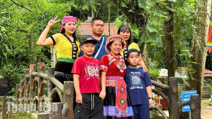 Không khí tại suối cá Cẩm Lương càng trở nên nhộn nhịp khi nhiều gia đình tranh thủ kỳ nghỉ đưa con em đi du lịch và lưu lại những khoảnh khắc đáng nhớ trong dịp đặc biệt của đất nước trước khi bước vào năm học mới.