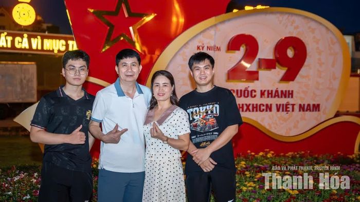 Thanh Hóa đón Quốc khánh bằng một diện mạo tươi mới, rực rỡ sắc cờ, đông vui du khách. Từ miền núi xuống đồng bằng, từ phố thị ra biển cả, mỗi nơi một vẻ, nhưng cùng chung nhịp đập trong ngày vui của đất nước.