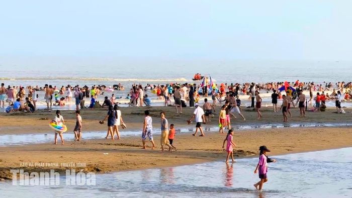 Tại Sầm Sơn, các gia đình cùng nhau tắm biển, trẻ nhỏ nô đùa bên sóng nước, các nhóm bạn trẻ tranh thủ ghi lại những bức ảnh trong kỳ nghỉ.