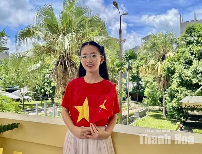 Em Nguyễn Thị Bích Thuỷ chụp ảnh kỷ niệm khi đến tham quan Bảo tàng tỉnh Thanh Hoá dịp lễ Quốc khánh 2/9.