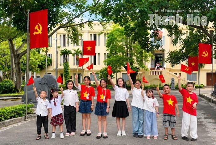 Nhìn những gương mặt hồn nhiên với nụ cười rạng rỡ khi cầm trên tay lá cờ bé xinh để chụp ảnh, chúng ta sẽ nhận thấy rằng: hòa bình thật đẹp trong mắt em thơ.