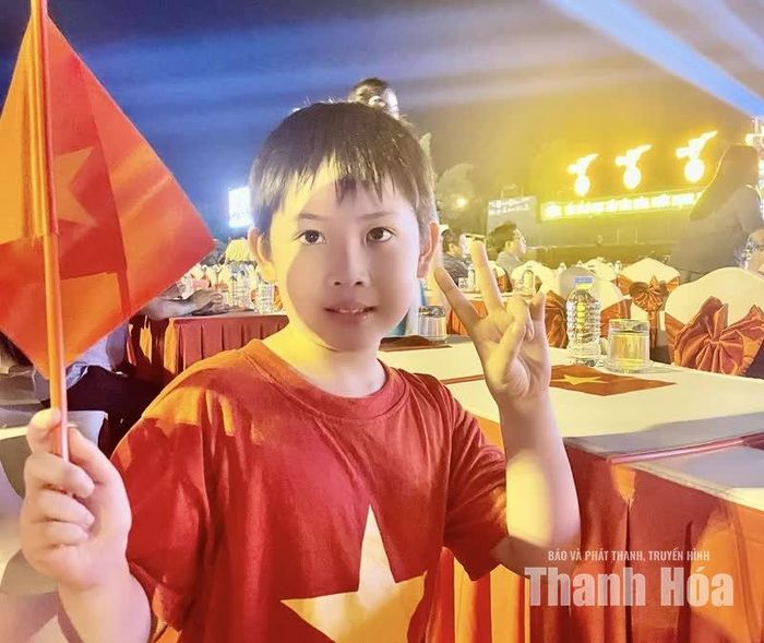 Khoảnh khắc một em bé mặc áo cờ đỏ, sao vàng rạng rỡ hoà chung bầu không khí vui tươi tại Quảng trường Lam Sơn trong dịp lễ Quốc khánh 2/9.