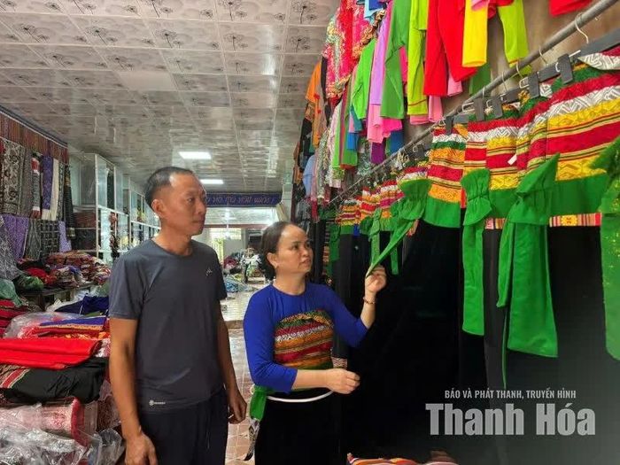Nhiều sản phẩm thổ cẩm đặc sắc của đồng bào Thái xã Pù Luông được bày bán phục vụ du khách.