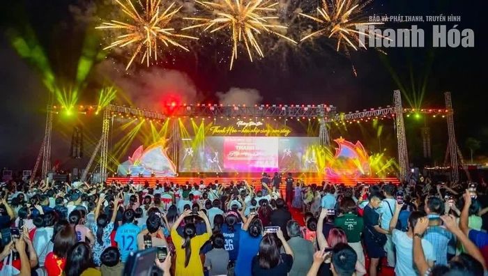Chương trình nghệ thuật và bắn pháo hoa với chủ đề “Thanh Hóa hòa nhịp cùng non sông” là điểm nhấn trong chuỗi hoạt động dịp lễ, thu hút đông đảo người dân và du khách.