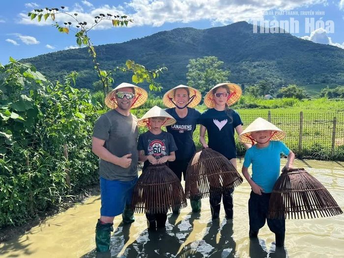 Các hoạt động trải nghiệm tại Khu Du lịch sinh thái cộng đồng Pù Luông thu hút khách quốc tế.