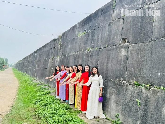 Du khách check-in tại Di sản văn hóa Thành Nhà Hồ.