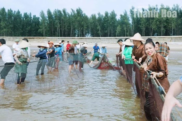 Sản phẩm du lịch “Chạm nhịp sống làng chài” tại Khu Du lịch sinh thái biển Hải Tiến.