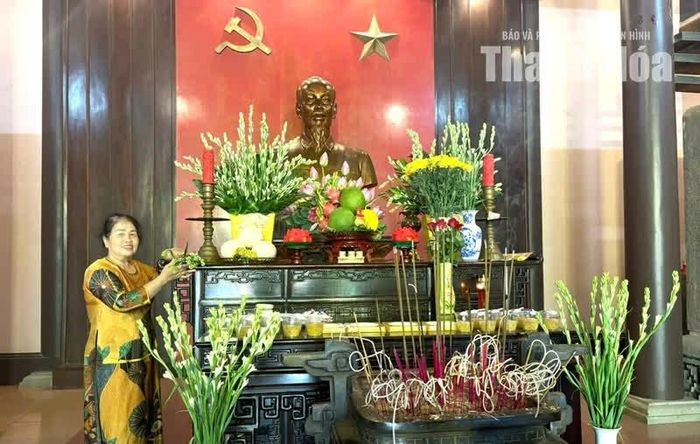 Sau khi dâng hương, dâng hoa, bà Lê Thị Cường đã lưu lại khoảnh khắc đáng nhớ của mình khi đứng bên bàn thờ, dưới tượng Bác Hồ trong ngày Tết Độc lập.
