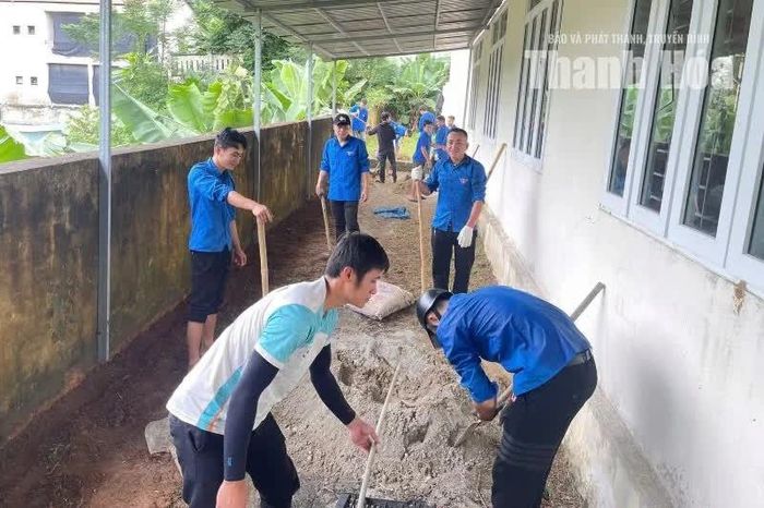 Đoàn viên thanh niên đóng góp ngày công tu sửa trường học
