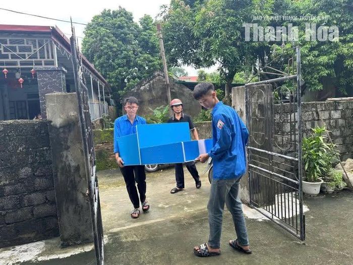 Phần quà là những đồ dùng học tập thiết thực.
