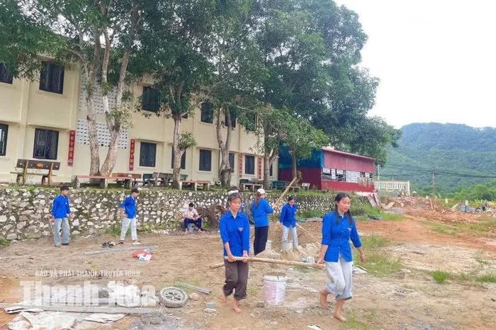 Đoàn Thanh niên xã Sơn Điện hỗ trợ nhà trường sửa chữa lại cơ sở vật chất, chuẩn bị cho năm học mới.