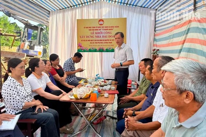 Các đại biểu dự lễ khởi công xây dựng nhà đại đoàn kết.