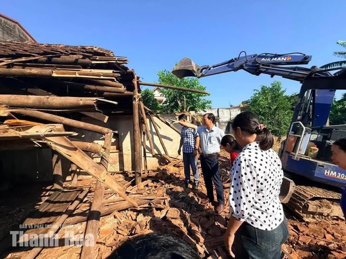 Phá gỡ căn nhà cũ của gia đình bà Nguyễn Thị Tiếp để xây dựng căn nhà mới khang trang hơn.
