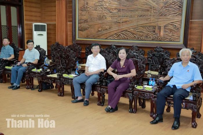 Các thành viên Ban Chủ nhiệm Câu lạc bộ Hàm Rồng dự buổi làm việc.