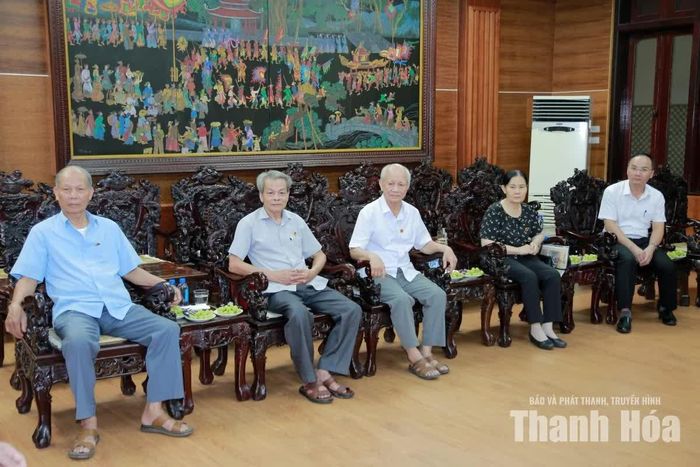 Các thành viên Ban Chủ nhiệm Câu lạc bộ Hàm Rồng dự buổi làm việc.