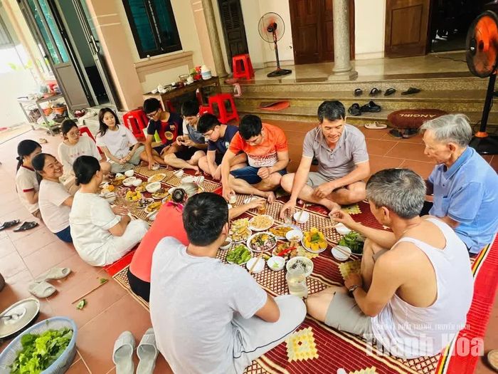 Minh Anh trở về bên gia đình trong kỳ nghỉ lễ Quốc khánh 2/9, cùng quây quần bên mâm cơm sum họp.