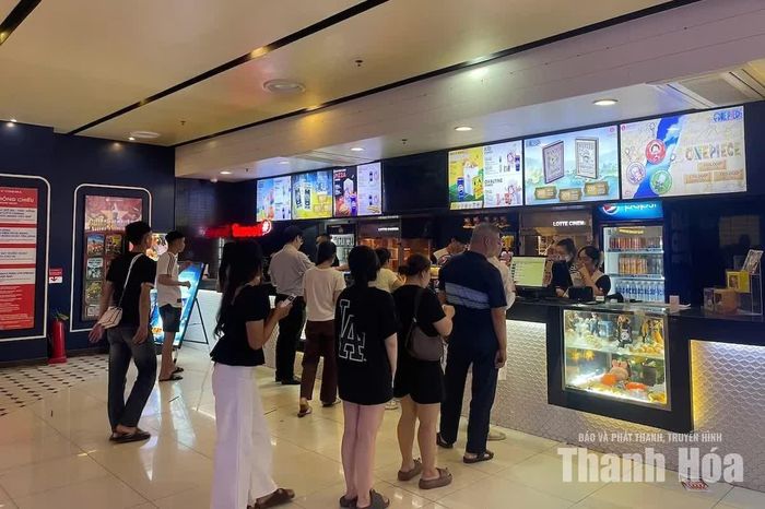 Khán giả tranh thủ kỳ nghỉ lễ Quốc khánh 2/9 để đến rạp thưởng thức các bộ phim đang được công chiếu.
