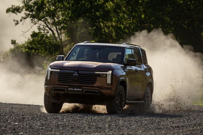 Sức mạnh vận hành của All-New Pajero đến từ khối động cơ dầu (diesel) dung tích 2.4L phát triển chuyên biệt, mô-men xoắn cực đại 480 Nm. Động cơ này truyền sức mạnh qua hộp số tự động 8 cấp hoàn toàn mới và đĩa phanh kích thước 18 inch trang bị trợ lực phanh điện tử.
