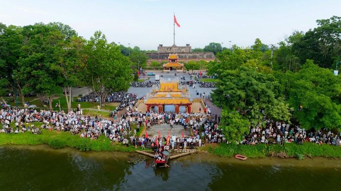 Đông đảo người dân tập trung hai bên bờ sông Hương để theo dõi giải đua. Ảnh: UBND TP Huế