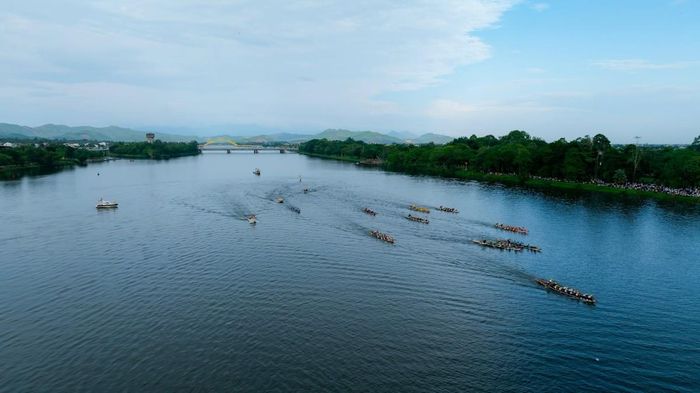 Hình ảnh những chiếc ghe nối đuôi nhau trên dòng Hương Giang. Ảnh: UBND TP Huế