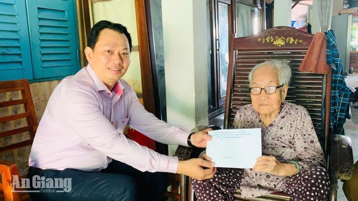 Lãnh đạo xã Cù Lao Giêng thăm, tặng quà Mẹ Việt Nam Anh hùng Lê Thị Sáu.