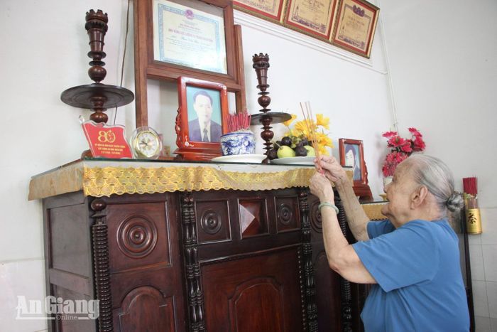 Mẹ Việt Nam Anh hùng Đặng Thị Liễu thắp nhang bên bàn thờ chồng liệt sĩ - Anh hùng Lực lượng vũ trang nhân dân Phạm Văn Hớn.