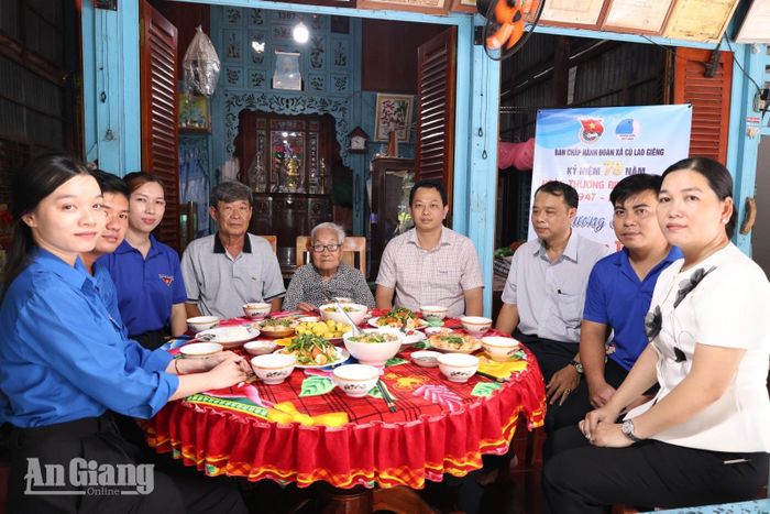 Đảng ủy, UBND và Đoàn thanh niên xã Cù Lao Giêng tổ chức chương trình “Bữa cơm tri ân” ấm áp tình nghĩa tại gia đình Mẹ Việt Nam Anh hùng Lê Thị Sáu.