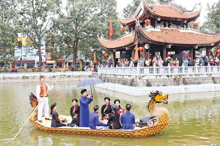 Diễn xướng quan họ trên thuyền tại Hội Lim.