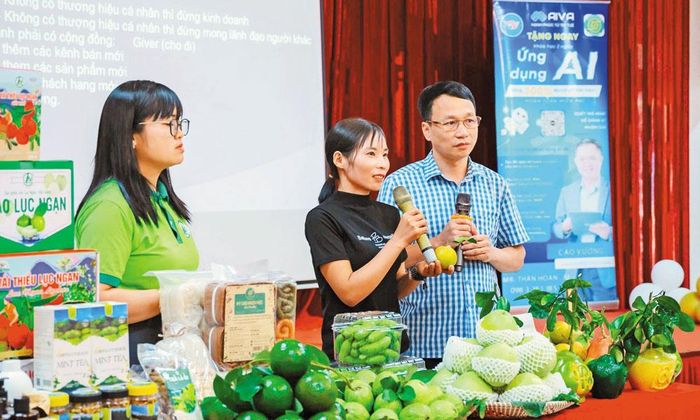 Ông Nguyễn Văn Tuấn hướng dẫn nông dân cách bán hàng trên các nền tảng số.