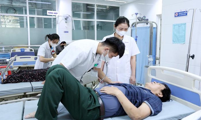  Nhân viên Bệnh viện Đa khoa Bắc Ninh số 1 tiếp nhận, cấp cứu người bệnh trong dịp nghỉ lễ. 
