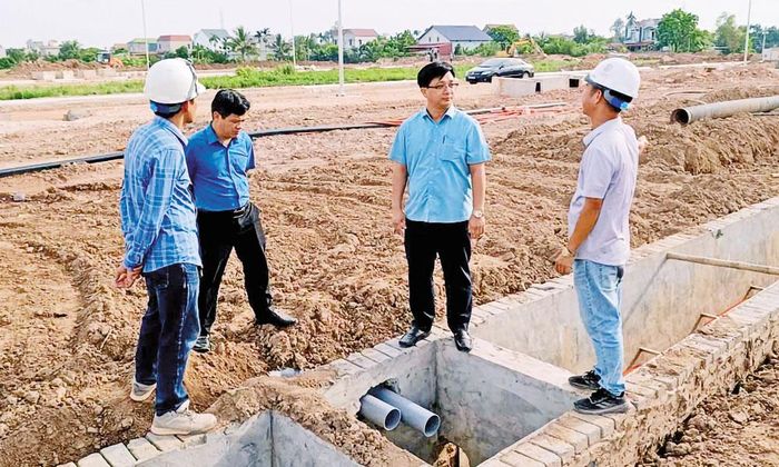 Lãnh đạo UBND xã Lương Tài kiểm tra tiến độ thi công các công trình tái định cư sân bay Gia Bình đang được triển khai trên địa bàn xã.