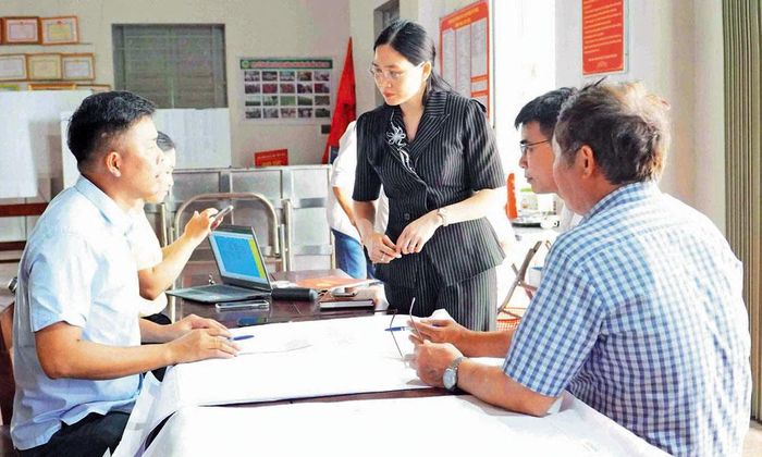Đồng chí Trương Ngọc Bích, Bí thư Đảng ủy xã Tân Dĩnh nắm bắt tình hình hoạt động tại thôn Then sau sắp xếp thôn.