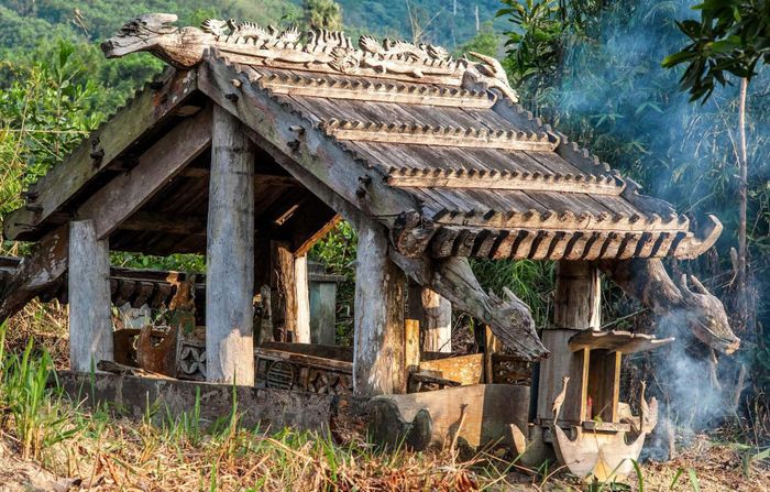Nhà mồ (ping) của người Cơ Tu. Ảnh: ANH HƯNG