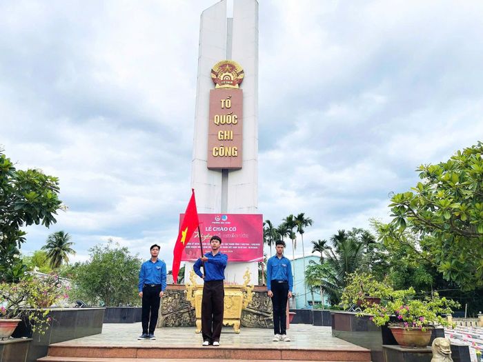 Tuổi trẻ Đà Nẵng đồng loạt tổ chức Lễ chào cờ “Tôi yêu Tổ quốc tôi”. Ảnh: ĐVCC