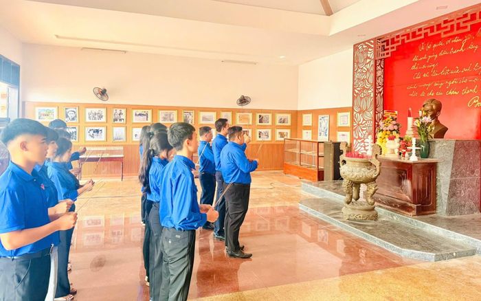 Dâng hương tưởng niệm Anh hùng liệt sĩ Nguyễn Văn Trỗi. Ảnh: ĐVCC