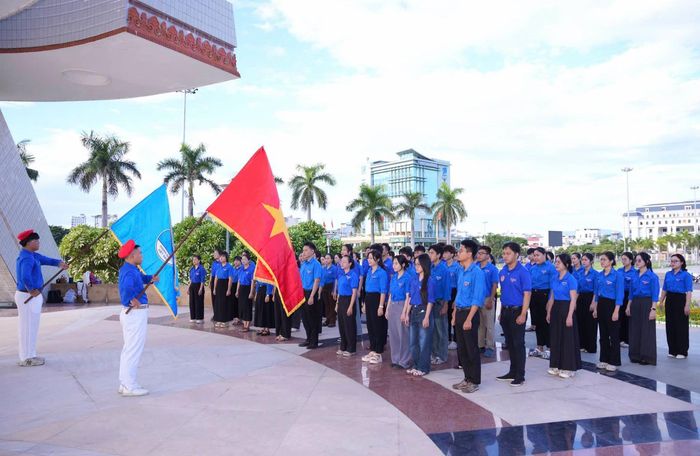 Lễ chào cờ cũng là dịp giáo dục truyền thống cách mạng cho thế hệ trẻ. Ảnh: ĐVCC