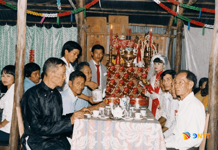 Làm lễ trước bàn thờ gia tiên (cuối thế kỷ 20). Ảnh: H.N