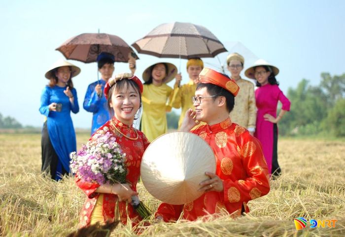 Không ít đám cưới thời nay vẫn chuộng trang phục cổ truyền. Ảnh: NHƯ HẠNH