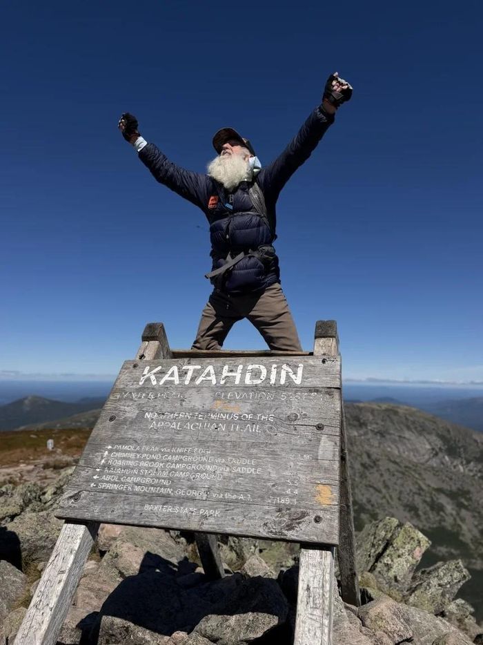 Ông Dale Sanders ăn mừng khoảnh khắc chinh phục cung đường Appalachian Trail tại đỉnh núi Katahdin, ngày 31/8/2026, trong Công viên bang Baxter (bang Maine, Mỹ). Ảnh: AP