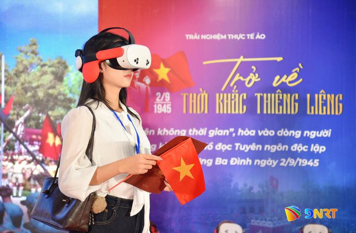 Với nhiều người, trải nghiệm không chỉ mang đến sự mới lạ từ công nghệ, mà còn khơi dậy niềm tự hào khi được sống lại một thời khắc đặc biệt của lịch sử dân tộc, nhất là trong ngày Quốc khánh 2/9. Ảnh: KHÔI NGUYÊN