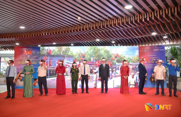 Những hình ảnh, âm thanh và không gian lịch sử tạo cảm giác chân thực, giúp người tham gia có thêm một cách tiếp cận với dấu mốc khai sinh nước Việt Nam Dân chủ Cộng hòa. Ảnh: KHÔI NGUYÊN
