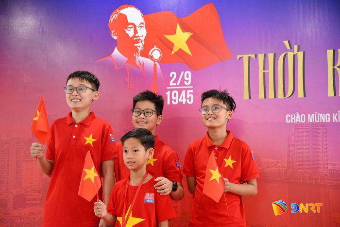 Các em nhỏ hòa mình vào không khí của ngày Quốc khánh. Ảnh: KHÔI NGUYÊN