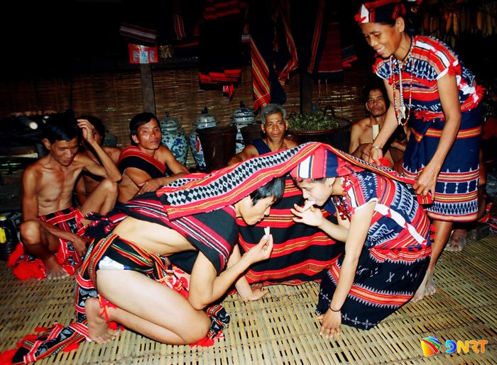 Cô dâu, chú rể Cơ Tu trùm chăn trong lễ pà zùm, chính thức trở thành vợ chồng. Ảnh: Trần Tấn Vịnh