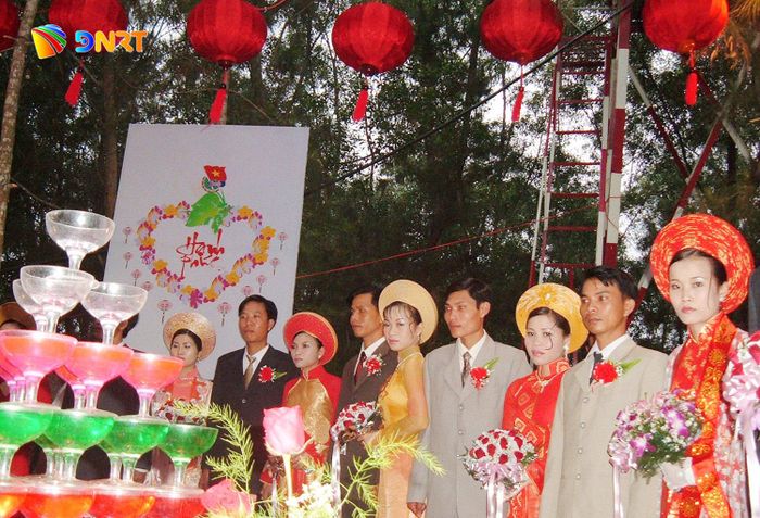 Một đám cưới tập thể ở vùng đồng bằng Quảng Nam cũ. Ảnh: Thuận Triều